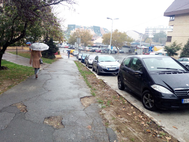 Паркирана возила блокирала радове